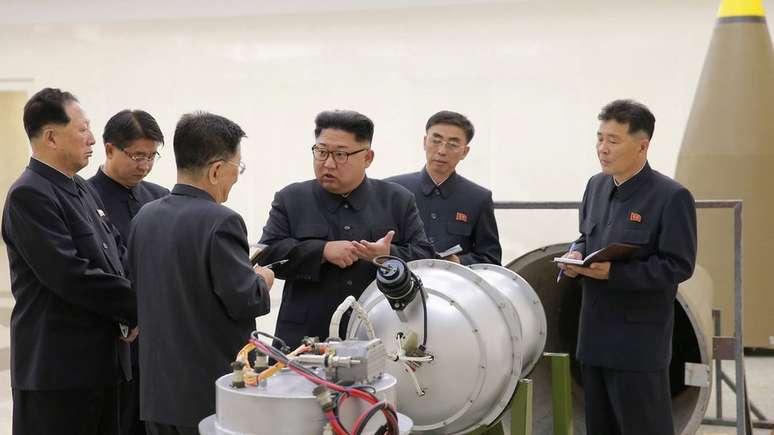 Líder norte-coreano (no centro) aparece perto ao lado da suposta nova bomba do país 