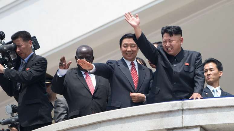 Kim Jong-un (à direita) vem testando a paciência de líderes como o vice-presidente da China, Li Yuanchao 