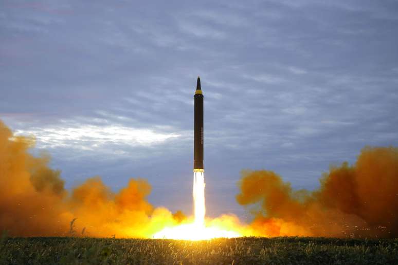 Imagem do que seria o lançamento do foguete que sobrevoou o Japão, segundo o regime norte-coreano 