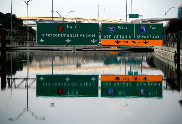 Vias continuam alagadas em Houston, no Texas