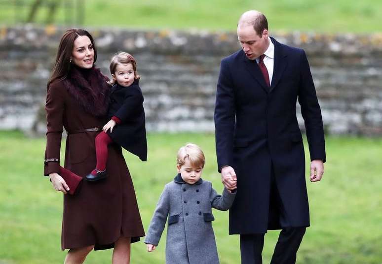Pr&iacute;ncipe William, do Reino Unido, e sua esposa, Kate, com seus filhos George e Charlotte, em Englefield, na Inglaterra 25/12/2016 REUTERS/Andrew Matthews