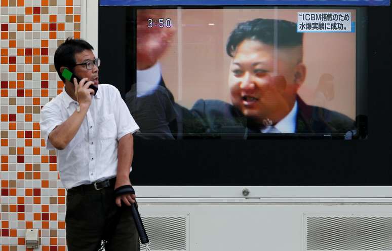 Homem passa por televisão que transmite reportagem sobre teste nuclear da Coreia do Norte, em Tóquio, no Japão 03/09/2017 REUTERS/Toru Hanai