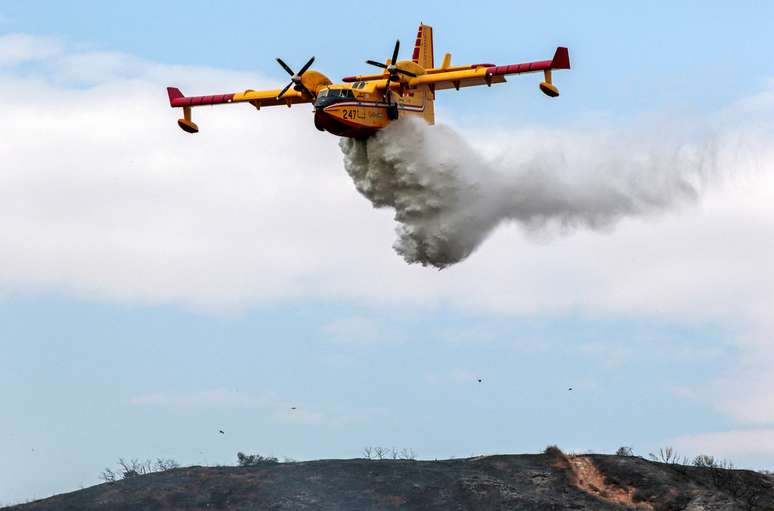 Avião joga água para apagar incêndio florestal em Los Angeles, na Califórnia 03/09/2017 REUTERS/ Kyle Grillot