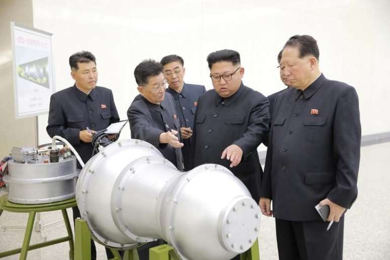 Líder norte-coreano Kim Jong Un com especialistas nucleares 
  3/9/2017     KCNA via REUTERS 