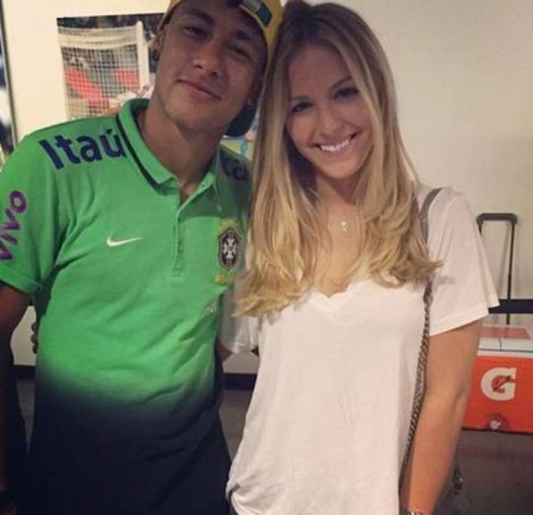 Neymar come a a seguir ex affair no Instagram