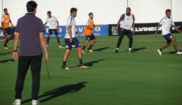 De calça, auxiliar atuou na zaga nos últimos minutos do treino técnico comandado por Carille (Foto: LANCE!Press)