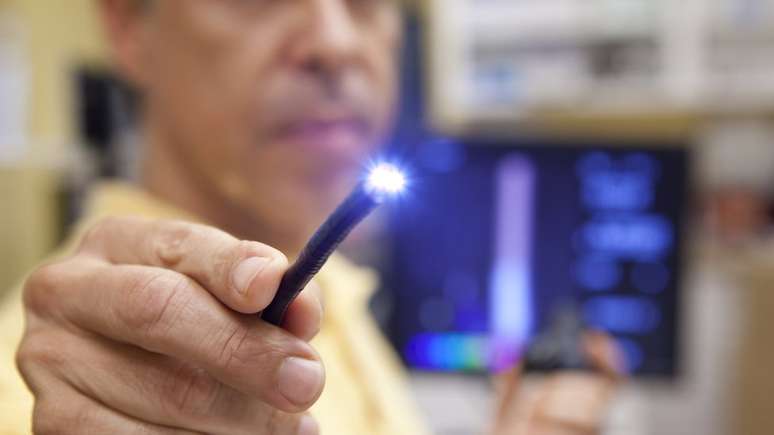 Médico mostra o feixe de luz do endoscópio