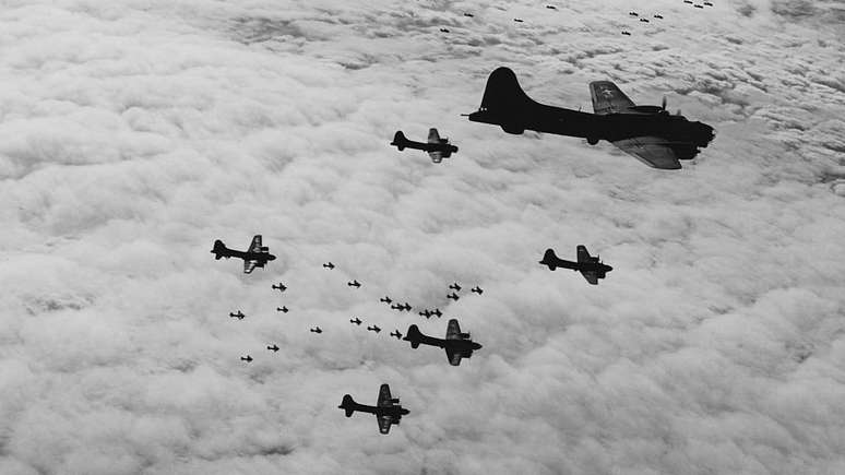 Esquadrilha da Força Aérea Americana sobrevoa a Alemanha em 1943