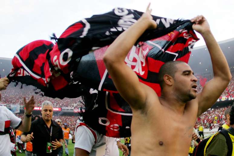 Adriano, jogador do Flamengo, comemora com a bandeira do clube a conquista do Campeonato Brasileiro 2009