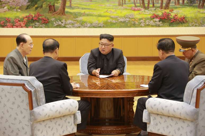 Kim Jong-un participa de reunião na Coreia do Norte