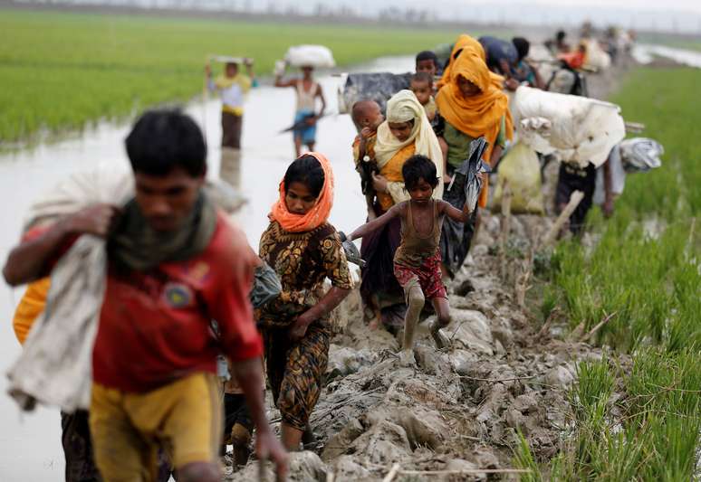 Refugiados rohingya caminham após cruzar fronteira entre Bangladesh e Mianmar, em Teknaf REUTERS/Mohammad Ponir Hossain