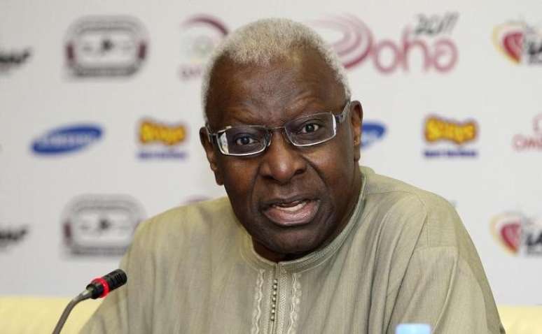 Ex-presidente da Federação Internacional de Atletismo (Iaaf) Lamine Diack, durante coletiva de imprensa, em Doha 5/05/2011 REUTERS/Fadi Al-Assaad