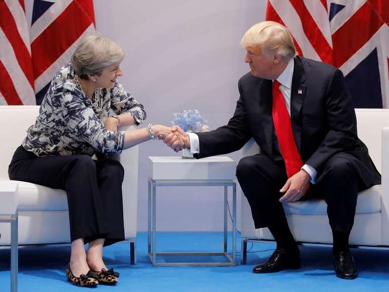 Primeira-ministra britânica, Theresa May, e presidente dos EUA, Donald Trump, durante reunião em Hamburgo
08/07/2017 REUTERS/Carlos Barria