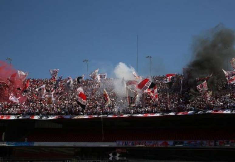 Torcida do São Paulo marcou presença em grande número até em treino no Morumbi (Foto: Rubens Chiri)