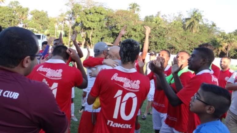 Após a vitória do América-RJ no último fim de semana, pela Série B1 do Campeonato Carioca, Hilton Taboada foi homenageado pelos jogadores em campo.