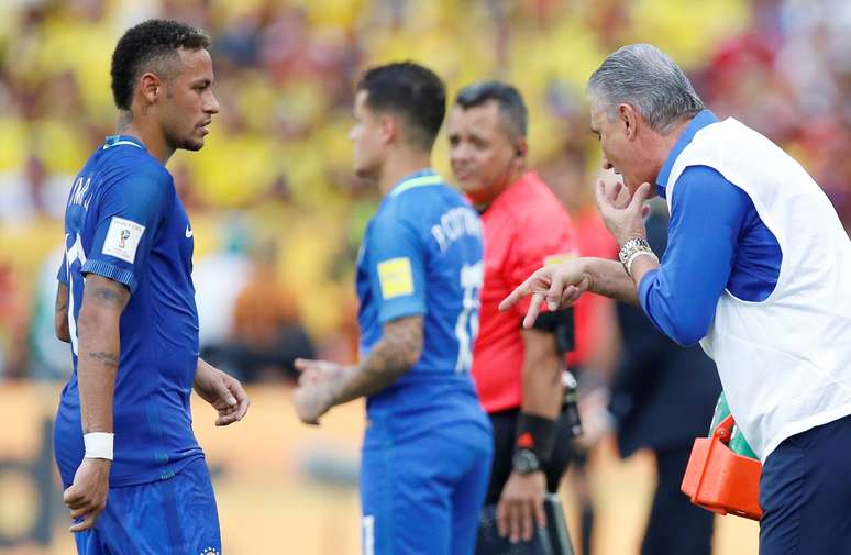 Tite tenta orientar ataque brasileiro durante empate na Colômbia