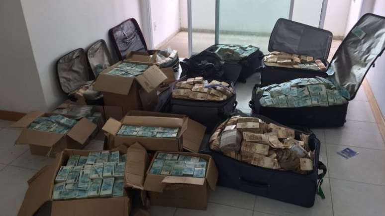 Malas e caixas de dinheiro encontradas em apartamento que estaria sendo utilizado por Geddel