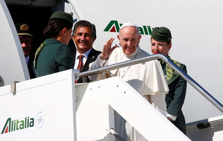 Papa Francisco embarca em avião a caminho da Colômbia, em Roma 06/09/2017 REUTERS/Tony Gentile