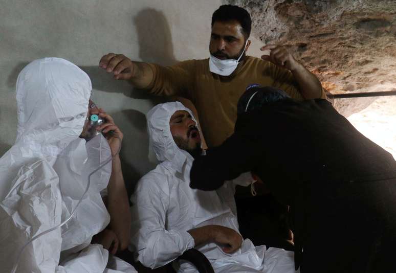 Homem respira com o aux&iacute;lio de m&aacute;scara de oxig&ecirc;nio, ap&oacute;s suposto ataque de g&aacute;s qu&iacute;mico na prov&iacute;ncia de Idlib, na S&iacute;ria 04/04/2017 REUTERS/Ammar Abdullah