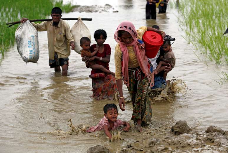 Refugiados rohingya caminham pela lama após cruzar fronteira em Teknaf, Bangladesh 01/09/2017 REUTERS/Mohammad Ponir Hossain