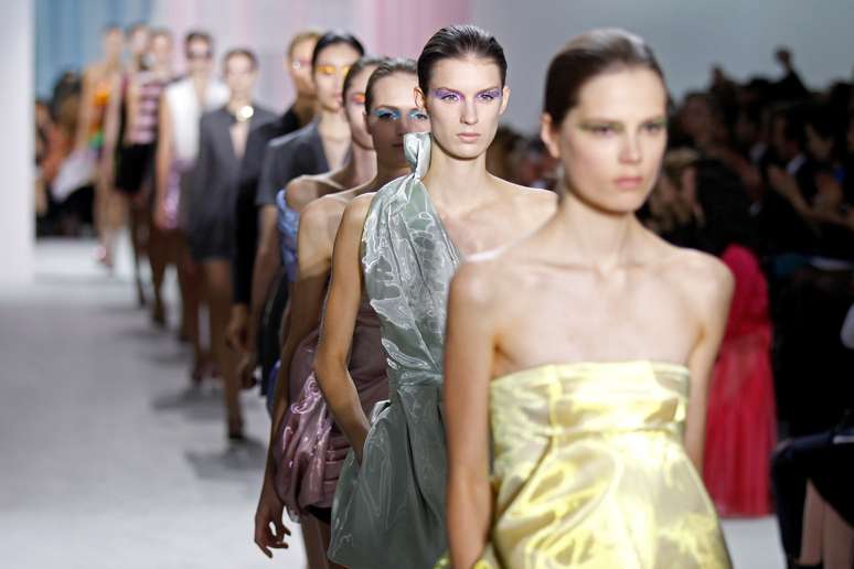 Modelos desfilam criações do estilista Raf Simons, na Fashion Week de Paris, na França 28/09/2012 REUTERS/Benoit Tessier