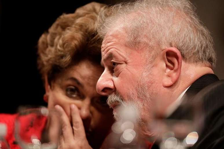 Ex-presidentes Dilma Rousseff e Luiz Inácio Lula da Silva conversam durante congresso do PT em Brasília
05/09/2017 REUTERS/Ueslei Marcelino