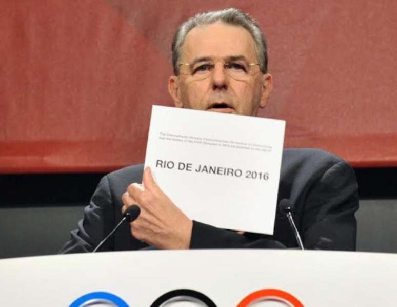 Então presidente do COI, Jacque Rogge, exibe papel com escolha do Rio para sede (Crédito: COI)