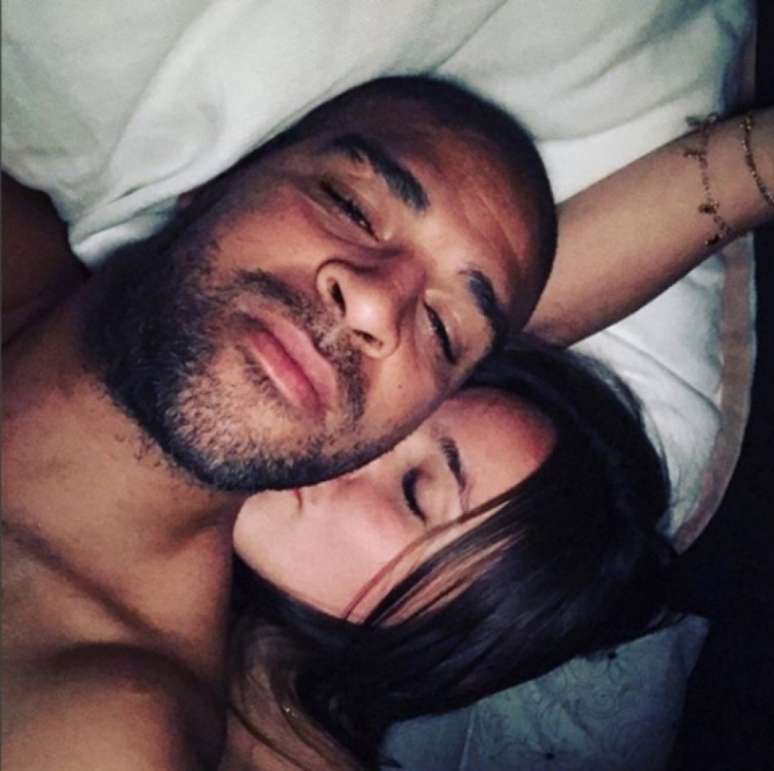 Adriano posta fotos na cama com novo affair e alfineta ex