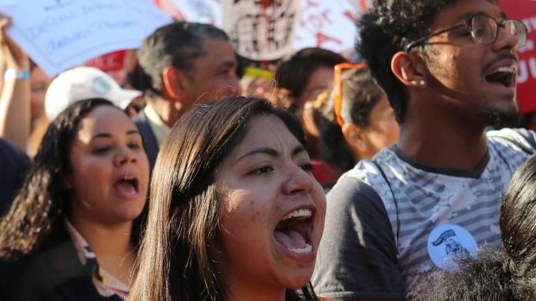 Jovens gritam em protesto para manter o Daca