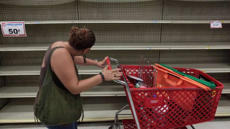 Moradores se preparam para o furacão Irma estocando alimentos 
