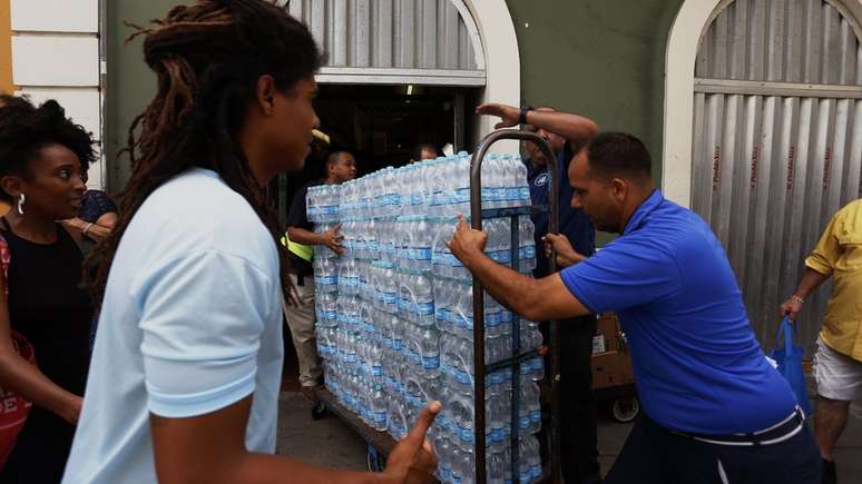 Abrigo em Porto Rico recebe estoque de água antes que a tempestade atinja o país 