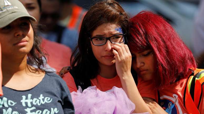 Adolescente chora em protesto nos EUA contra o fim do Daca