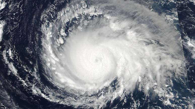 Furacão Irma se aproxima de cinturão de ilhas à direita de Cuba, Haiti e Porto Rico no Mar do Caribe. 