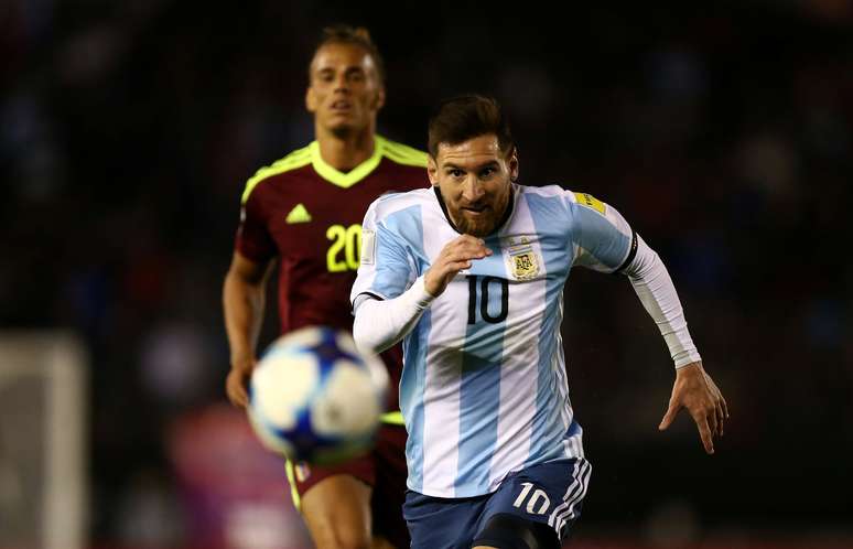 Lionel Messi em disputa de bola no jogo da Argentina contra a Venezuela pelas Eliminatórias da Copa da Rússia
