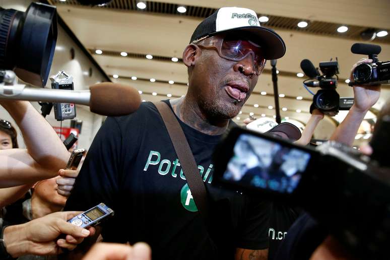 Dennis Rodman é cercado por jornalista ao chegar ao aeroporto de Pequim após uma visita à Coreia do Norte em junho de 2017