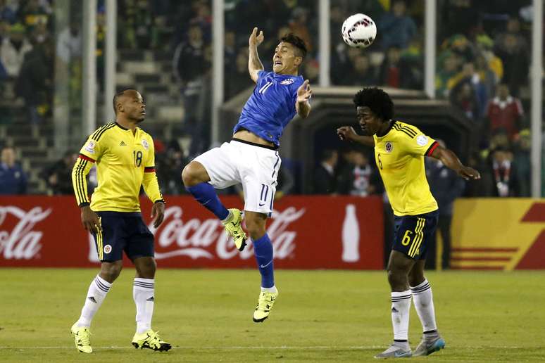 Firmino em disputa de bola na partida Colômbia 1 x 1 Brasil, pelas Eliminatórias