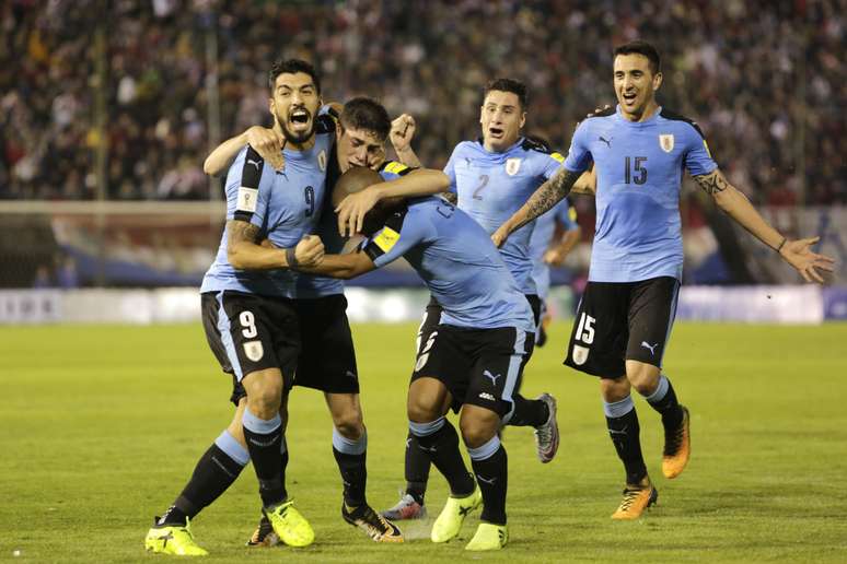 Jogadores do Uruguai comemoram gol marcado na vitória contra o Paraguai