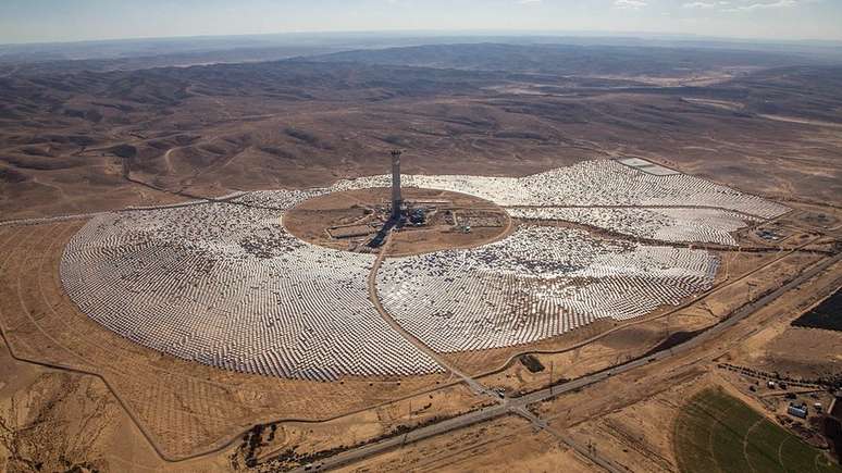 A Usina de Ashalim, em construção, em Israel