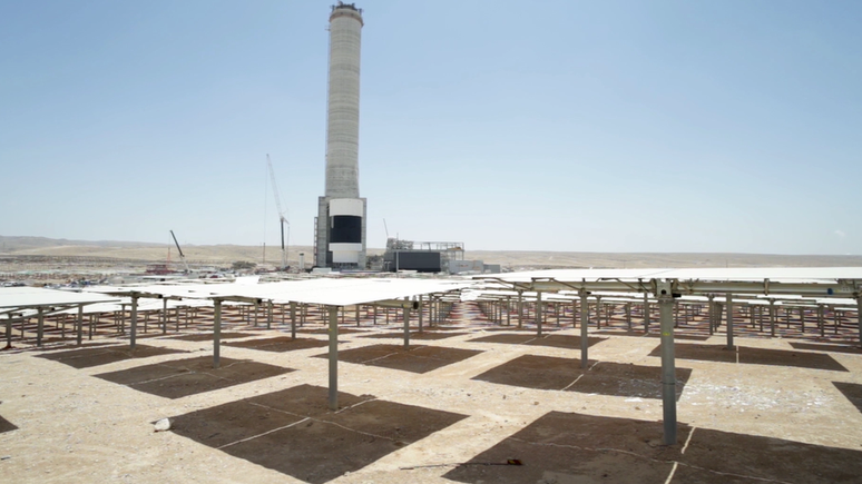 Espelhos e torre da Usina de Ashalim ao fundo