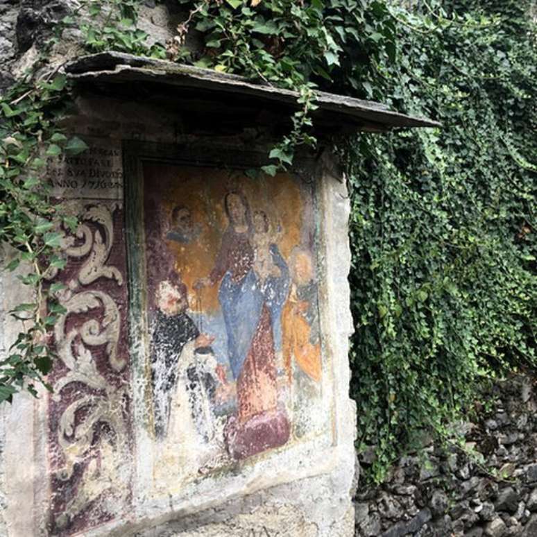 Afrescos antigos na parede de uma casa de Corippo