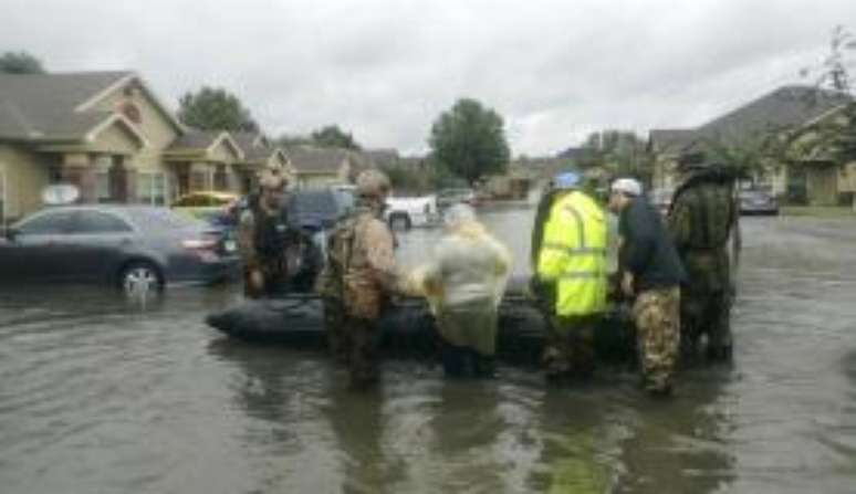 Fuzileiros navais norte-americanos resgatam vítimas do furacão Harvey, nos Estados Unidos 