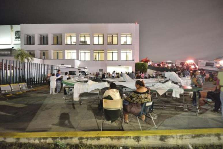 Pacientes e médicos do Hospital Villahermosa, no México, se concentram do lado de fora do edifício, depois de um terremoto de magnitude 8,4 na escala Richter sacudir o México na madrugada do dia 8