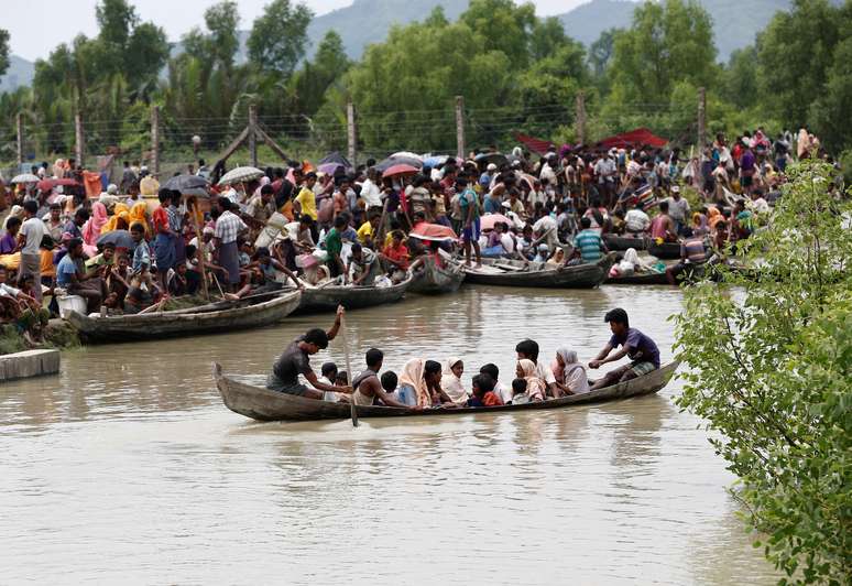 Refugiados rohingya são vistos deixando Mianmar pelo rio Naf 07/09/2017 REUTERS/Mohammad Ponir Hossain