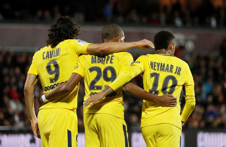 Cavani, Mbappé e Neymar comemoram gol do PSG sobre o Metz 
 8/9/2017    REUTERS/Gonzalo Fuentes
