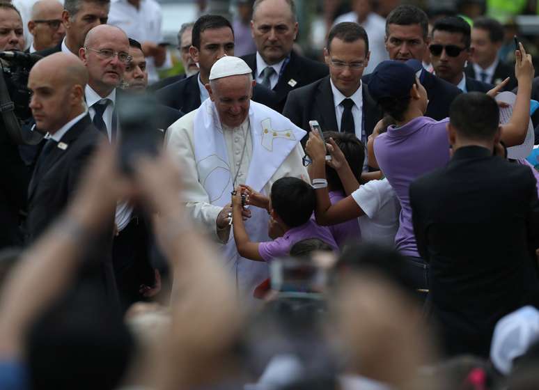 Papa Francisco é cumprimentado ao visitar Villavicencio, na Colômbia
 8/9/2017  REUTERS/Nacho Doce
