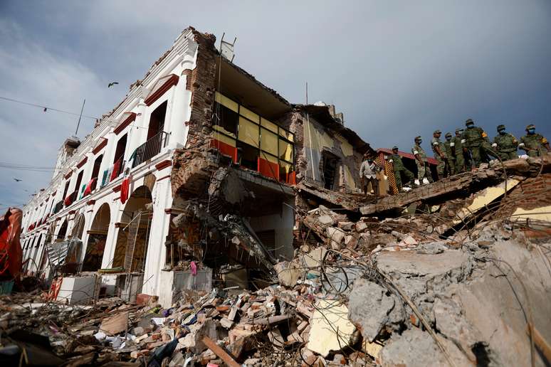 Soldados removem destroços em Juchitán após terremoto
  8/9/2017    REUTERS/Edgard Garrido