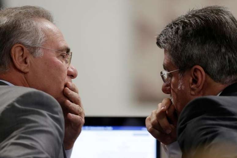 Os senadores do PMDB Renan Calheiros e Romero Juc&aacute; conversam durante reuni&atilde;o da Comiss&atilde;o de Assuntos Econ&ocirc;micos (CAE)
20/06/2017
REUTERS/Ueslei Marcelino
