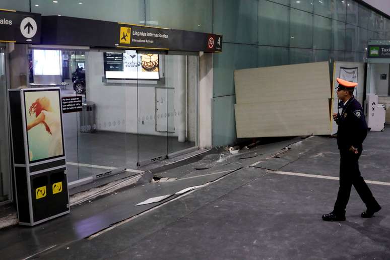 Entrada do aeroporto Benito Juarez, em Cidade do México, depois do terremoto de ontem