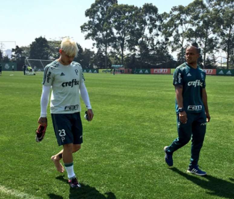 Róger Guedes deixa o treino com dores no tornozelo esquerdo (Foto: Thiago Ferri)