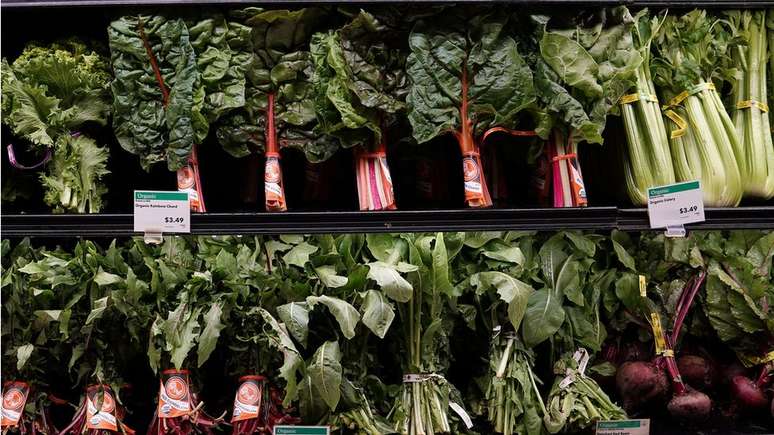 Legumes e verduras à venda em mercado